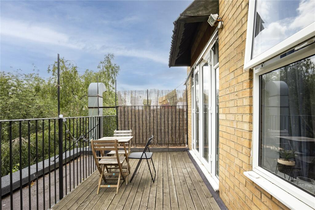 3 bed Apartment for rent in London. From Drivers & Norris - Islington - Sales