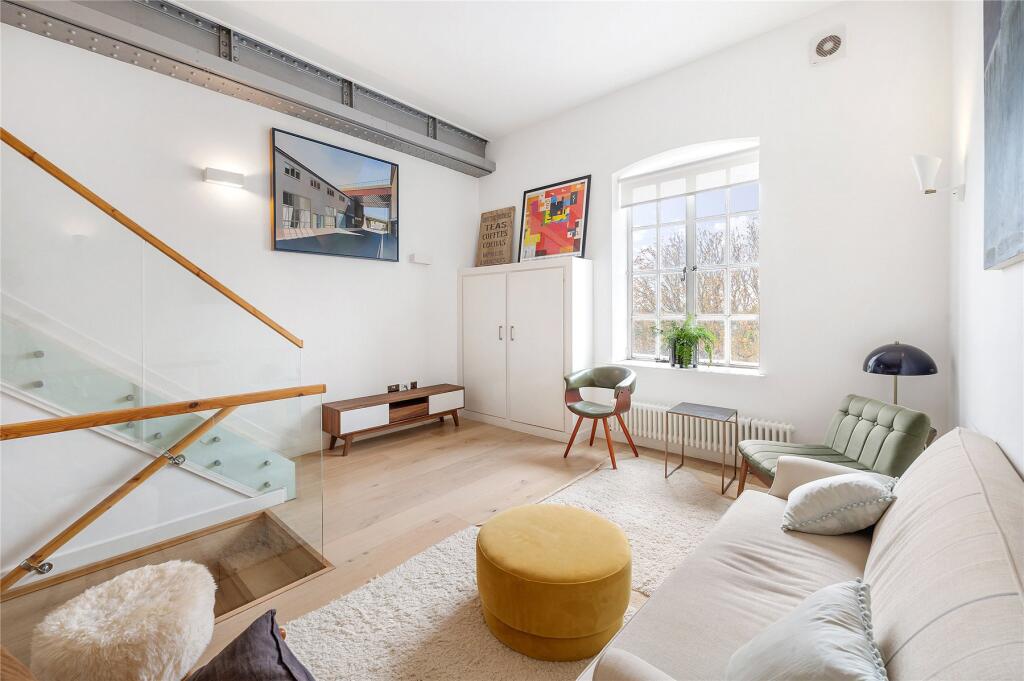 3 bed 1st Floor Flat for rent in London. From John D Wood & Co. Sales - Chiswick 3 bed 1st Floor Flat for rent in London. From John D Wood & Co. Sales - Chiswick