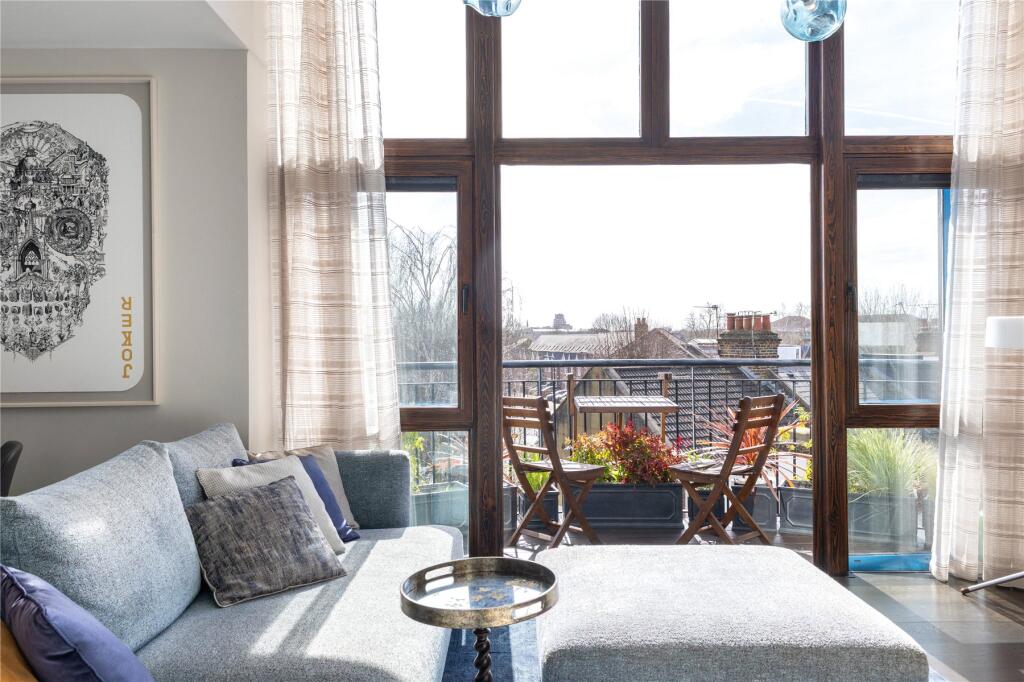3 bed 1st Floor Flat for rent in London. From John D Wood & Co. Sales - Chiswick