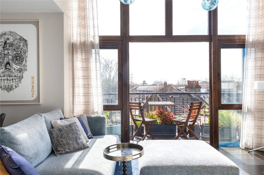 3 bed 1st Floor Flat for rent in London. From John D Wood & Co. Sales - Chiswick