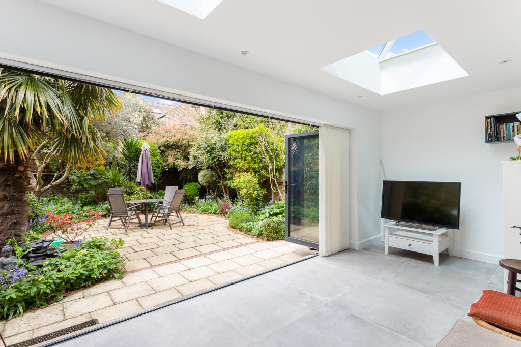 2 bed 1st Floor Flat for rent in London. From John D Wood & Co. Sales - Chiswick 2 bed 1st Floor Flat for rent in London. From John D Wood & Co. Sales - Chiswick