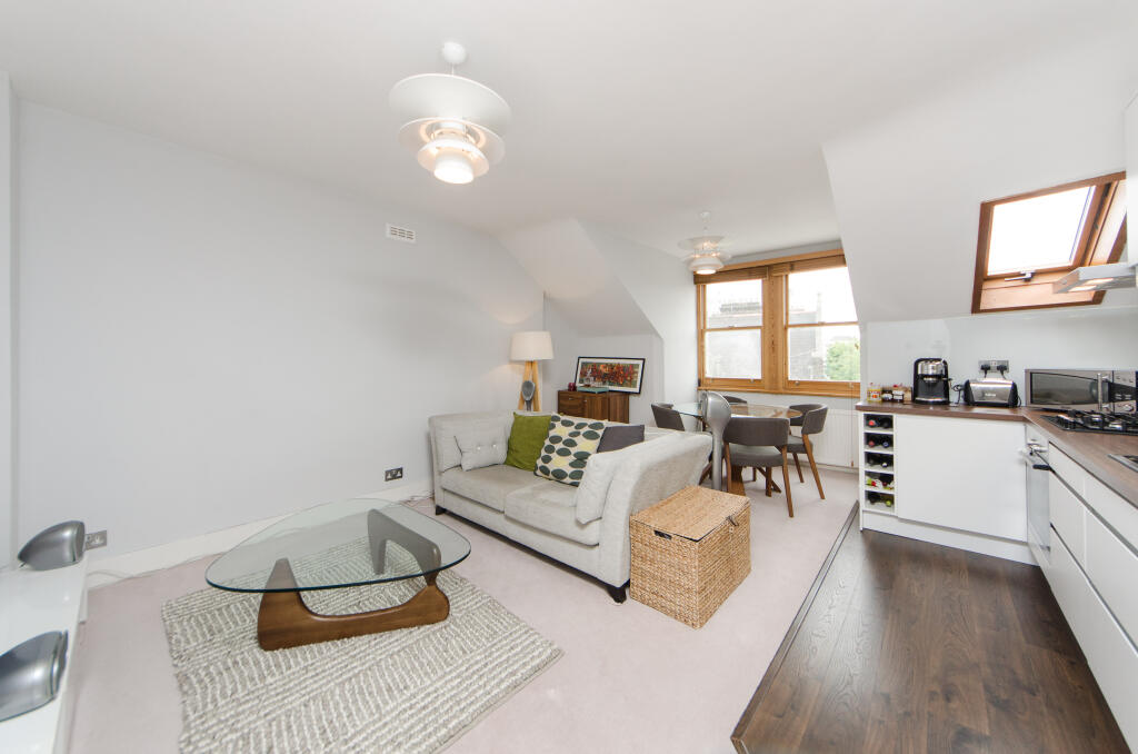 2 bed 1st Floor Flat for rent in London. From John D Wood & Co. Sales - Chiswick