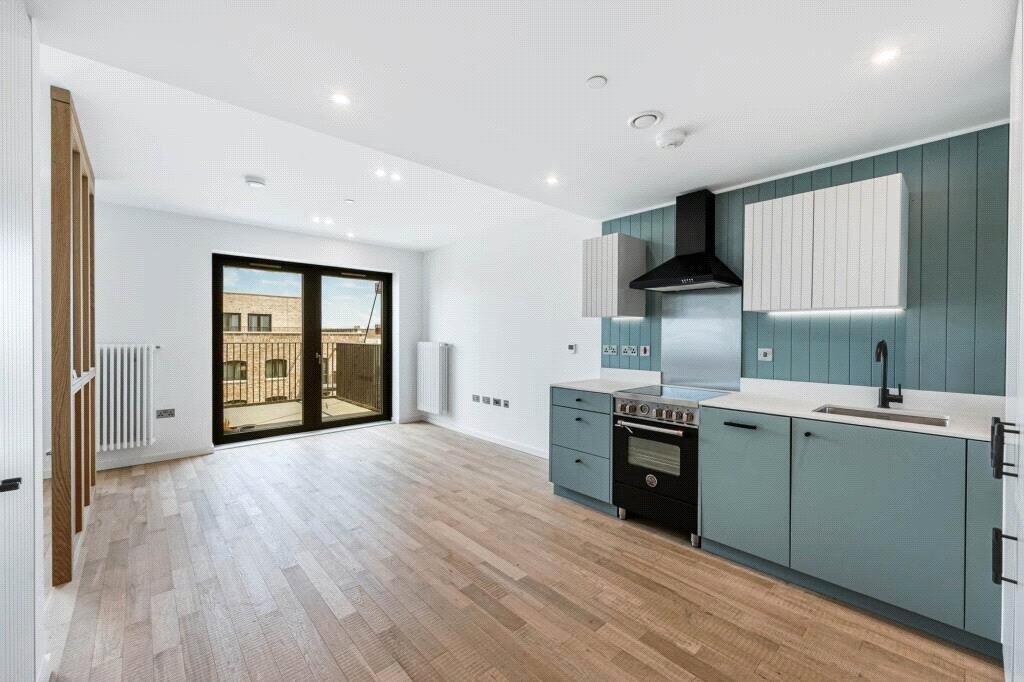 4 bed 1st Floor Flat for rent in Brentford. From John D Wood & Co. Sales - Chiswick