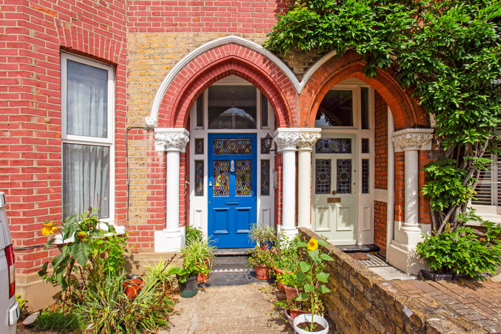 3 bed 1st Floor Flat for rent in London. From John D Wood & Co. Sales - Chiswick