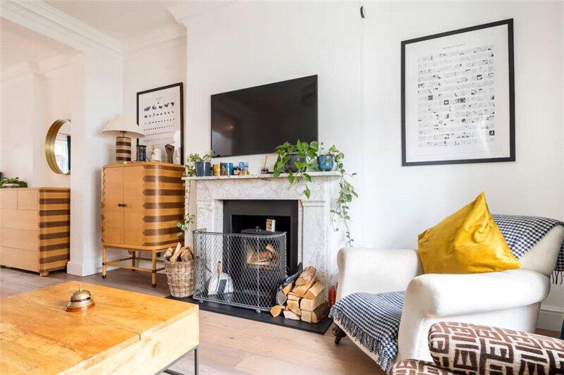 5 bed End of Terrace for rent in London. From Winkworth - Kennington Sales