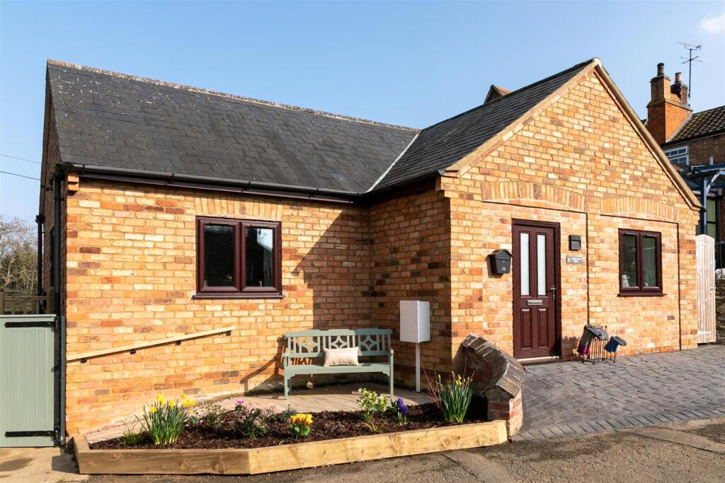 1 bed Detached bungalow for rent in Weston by Welland. From Adams & Jones Estate Agents - Market Harborough