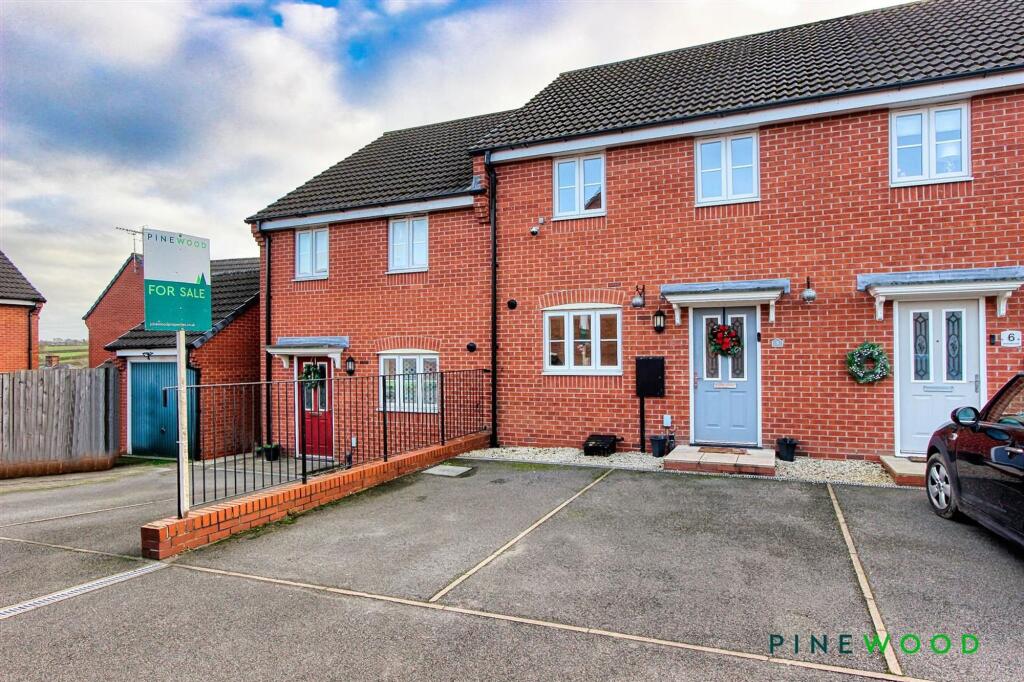 3 bed Town House for rent in Grassmoor. From Pinewood Properties - Chesterfield