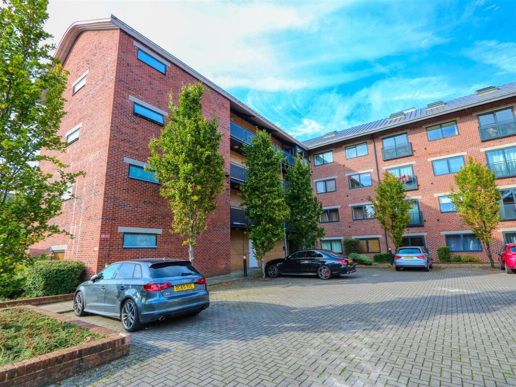 3 bed Apartment for rent in Upper Newbold. From Pinewood Properties - Chesterfield