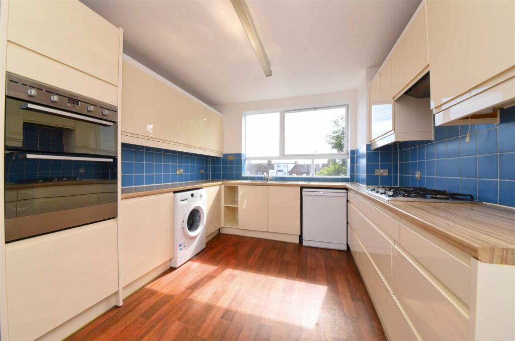 2 bed 1st Floor Flat for rent in Hendon. From Squires Estates