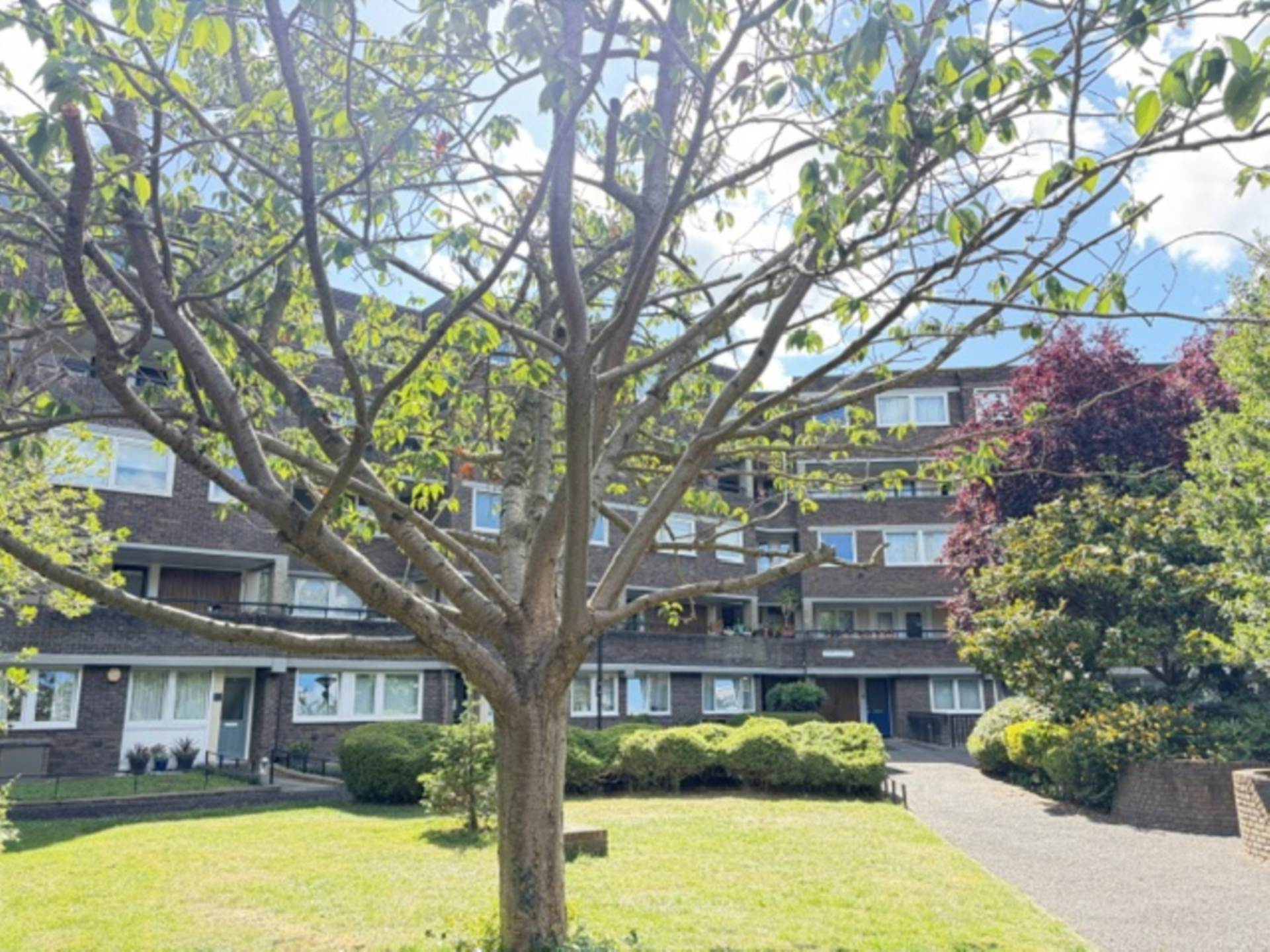 2 bed 1st Floor Flat for rent in Brentford. From Xavi & Co 2 bed 1st Floor Flat for rent in Brentford. From Xavi & Co