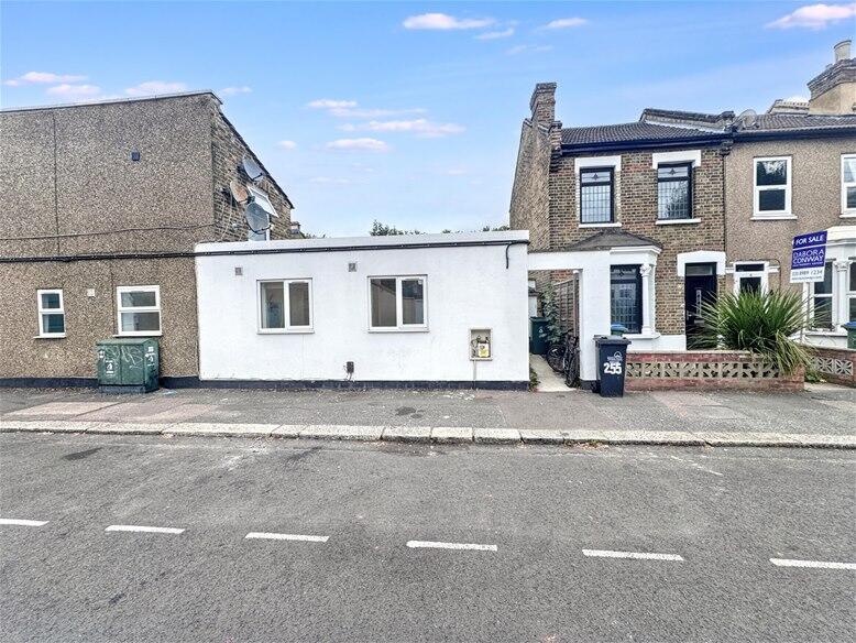 2 bed 1st Floor Flat for rent in Stratford. From David Daniels - Stratford