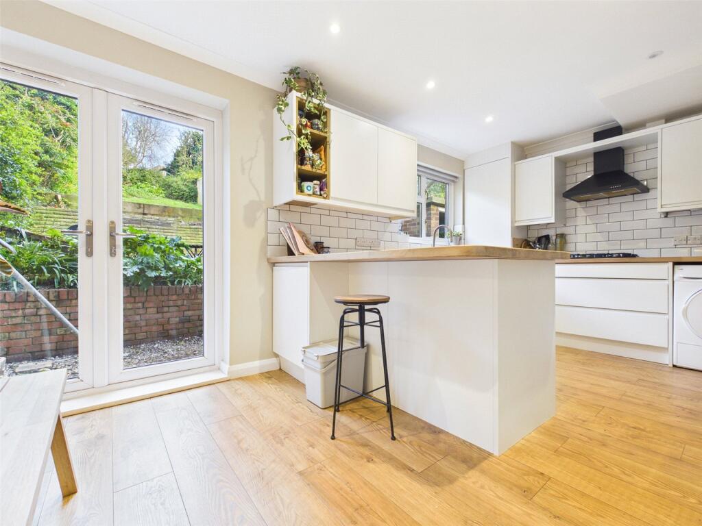 3 bed Semi Detached for rent in Portslade-by-Sea. From Harringtons Lettings - Hove