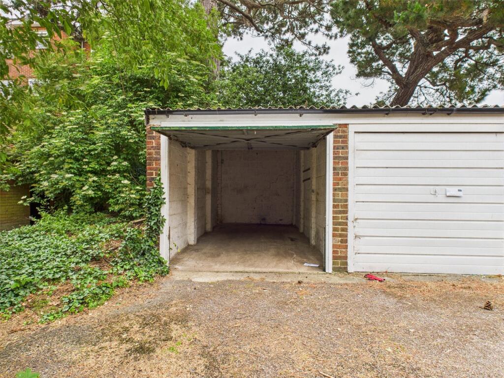 4 bed Garages for rent in Worthing. From Harringtons Lettings - Hove