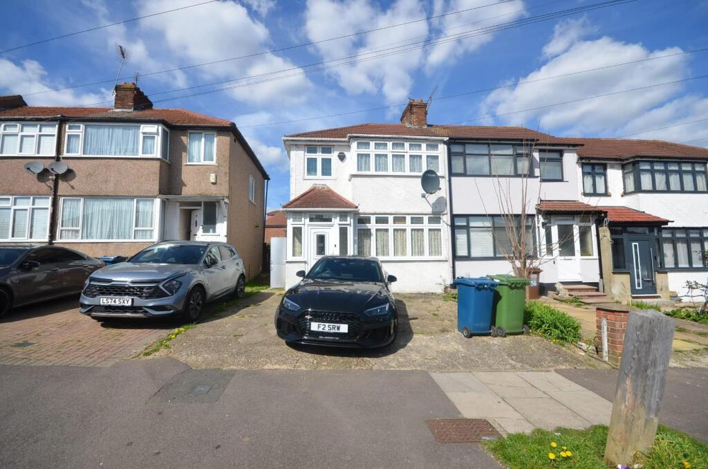4 bed Mid Terraced House for rent in Stanmore. From Hunters - Harrow
