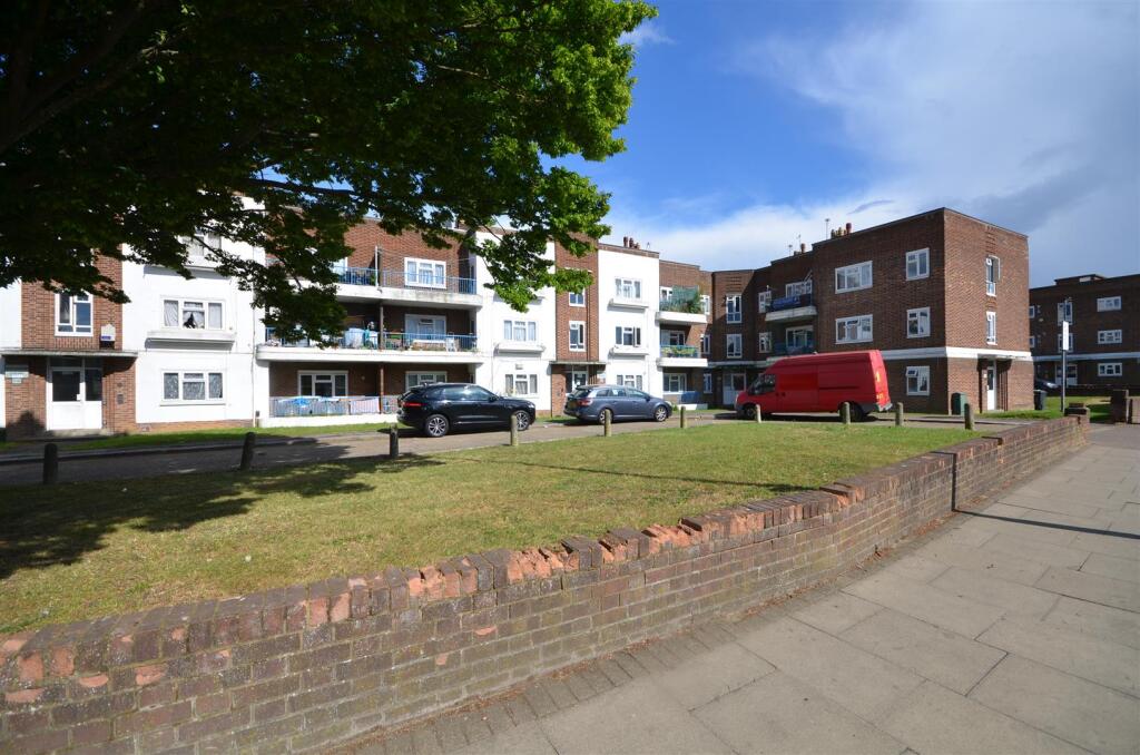 3 bed 1st Floor Flat for rent in London. From Hunters - Harrow