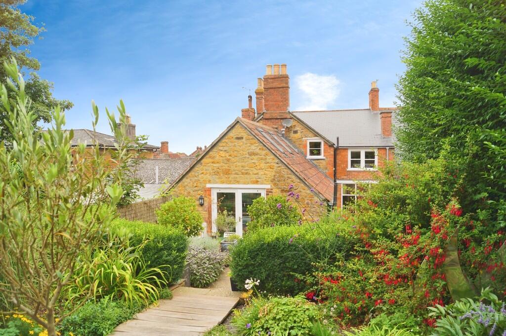 3 bed Apartment for rent in Castle Cary. From Cooper & Tanner - Shepton Mallet