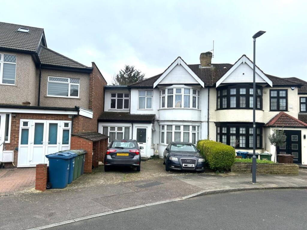 1 bed 1st Floor Flat for rent in Kenton. From Maple Estate & Letting Agents - Harrow