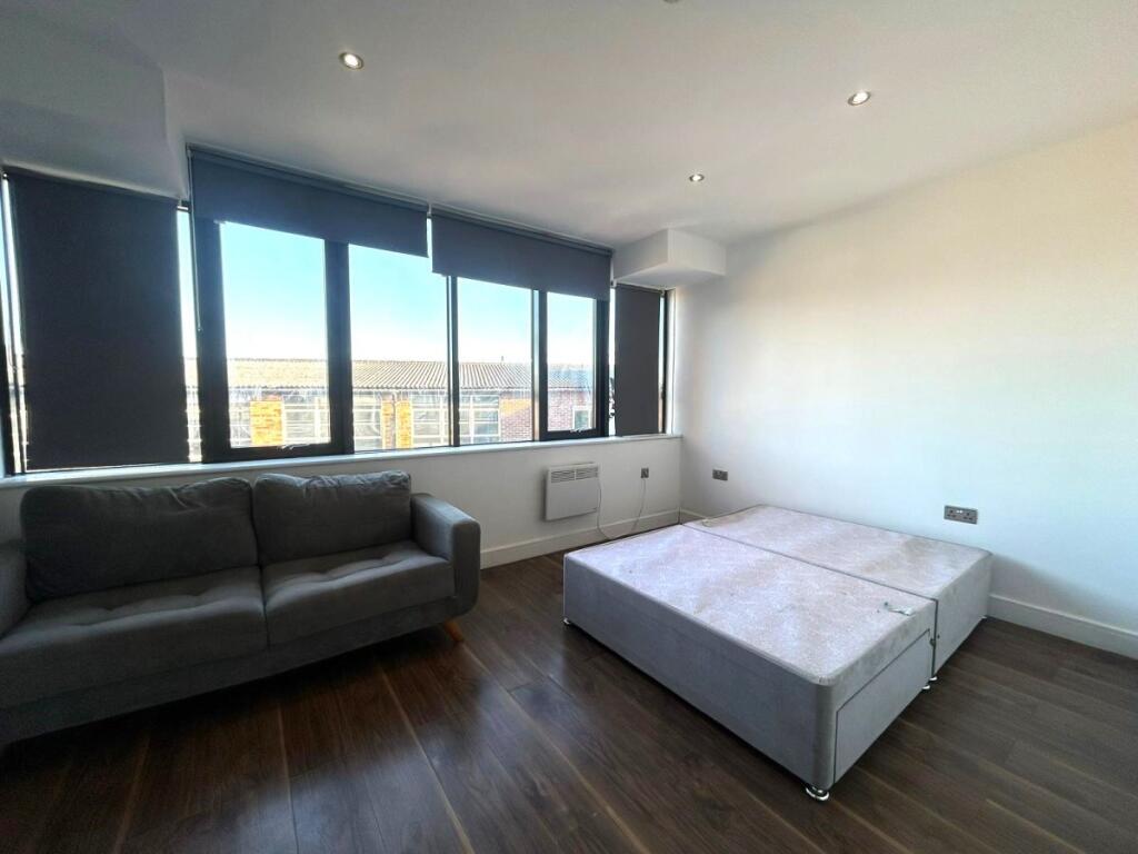 4 bed Studio for rent in Harrow. From Maple Estate & Letting Agents - Harrow