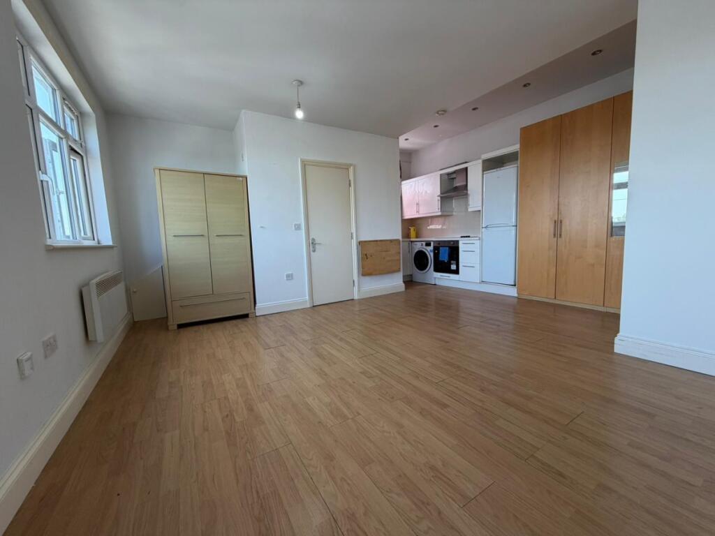 4 bed Studio for rent in Harrow. From Maple Estate & Letting Agents - Harrow