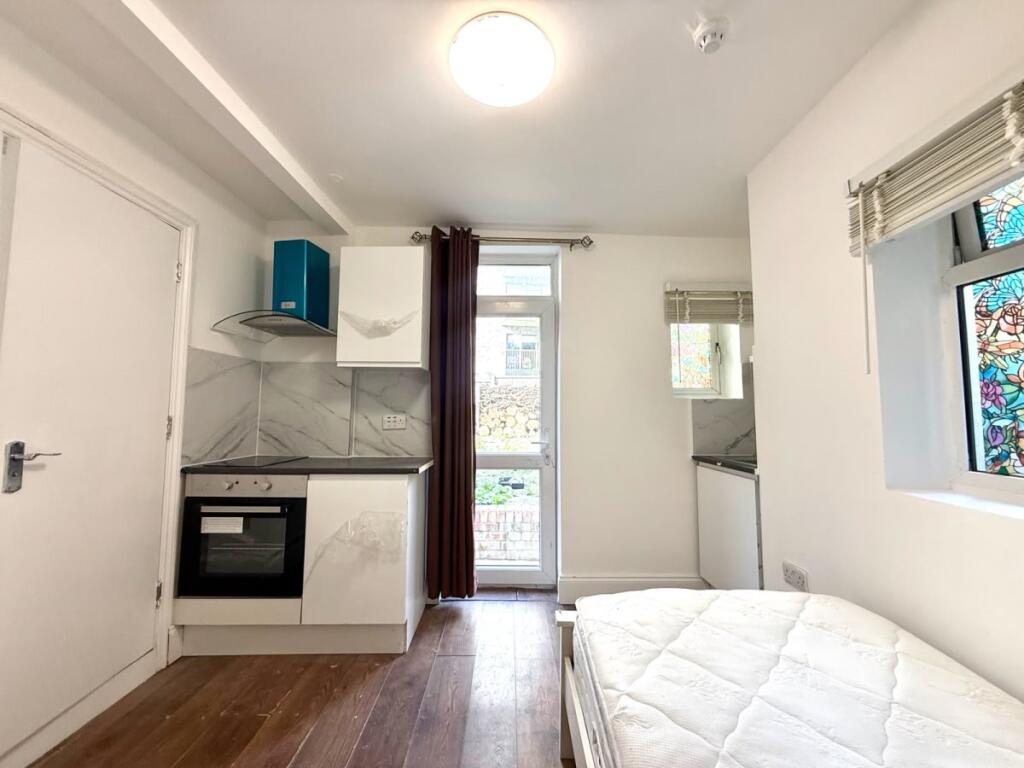 4 bed Studio for rent in Acton. From Maple Estate & Letting Agents - Harrow 4 bed Studio for rent in Acton. From Maple Estate & Letting Agents - Harrow