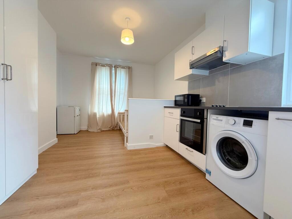 4 bed Studio for rent in Harrow. From Maple Estate & Letting Agents - Harrow