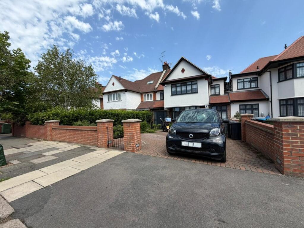11 bed Detached for rent in Willesden. From Maple Estate & Letting Agents - Harrow