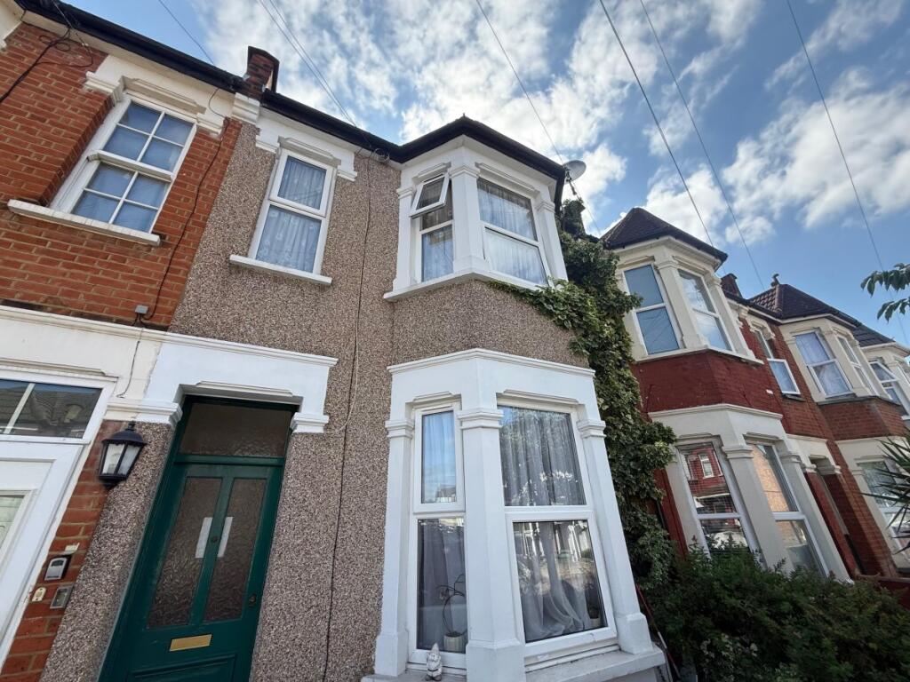4 bed Studio for rent in Kenton. From Maple Estate & Letting Agents - Harrow