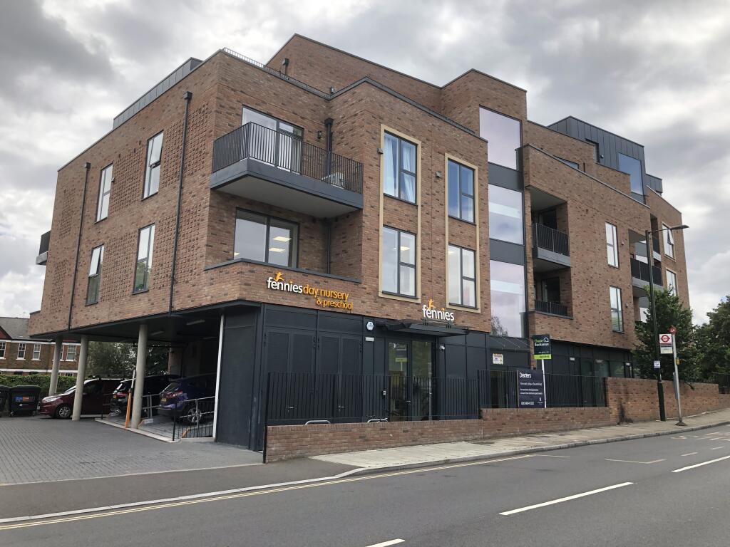 2 bed Penthouse for rent in Richmond upon Thames. From Adams and Styles