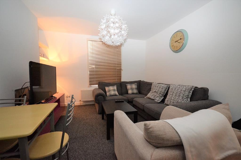 5 bed Private Halls for rent in Gloucester. From Hunters - Cheltenham