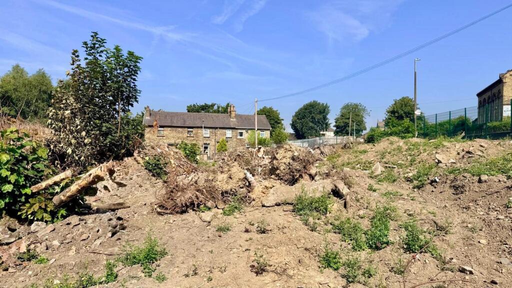 4 bed Dev Land - Leisure for rent in Heckmondwike. From Hunters - Dewsbury 4 bed Dev Land - Leisure for rent in Heckmondwike. From Hunters - Dewsbury