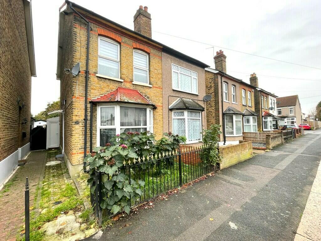 2 bed Semi Detached for rent in Romford. From Advance Glenisters - Romford