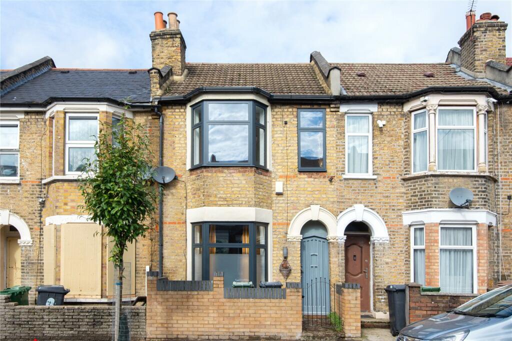 2 bed Mid Terraced House for rent in London. From Central Estate Agents - Walthamstow