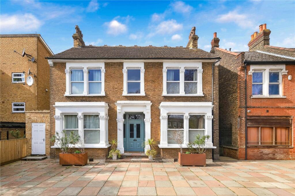 1 bed Detached for rent in Wanstead. From Central Estate Agents - Walthamstow