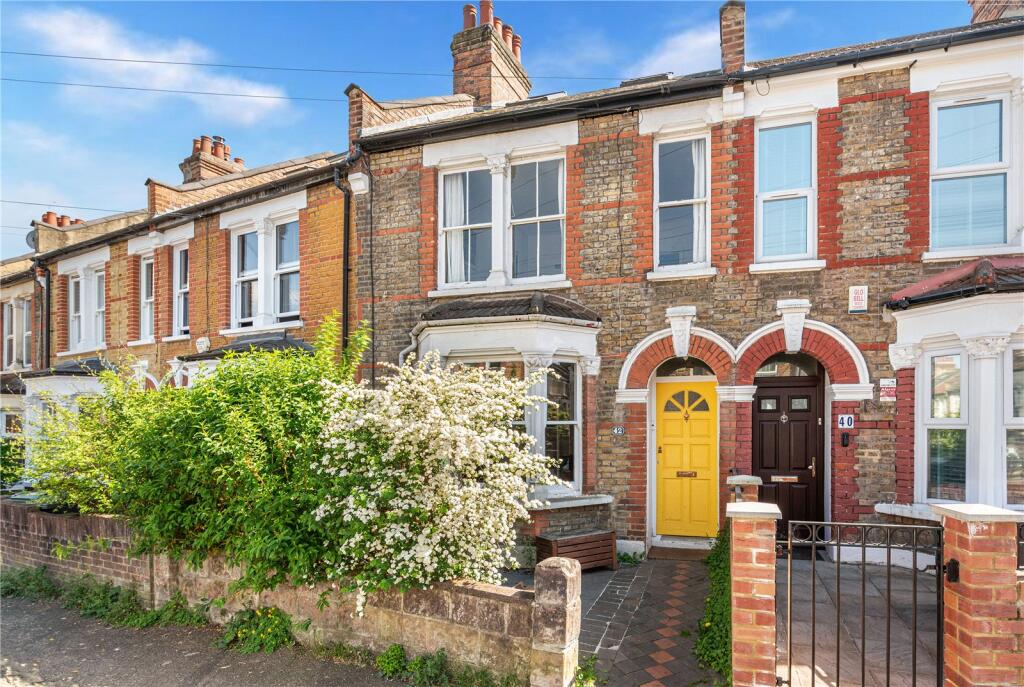 4 bed Mid Terraced House for rent in London. From Central Estate Agents - Walthamstow