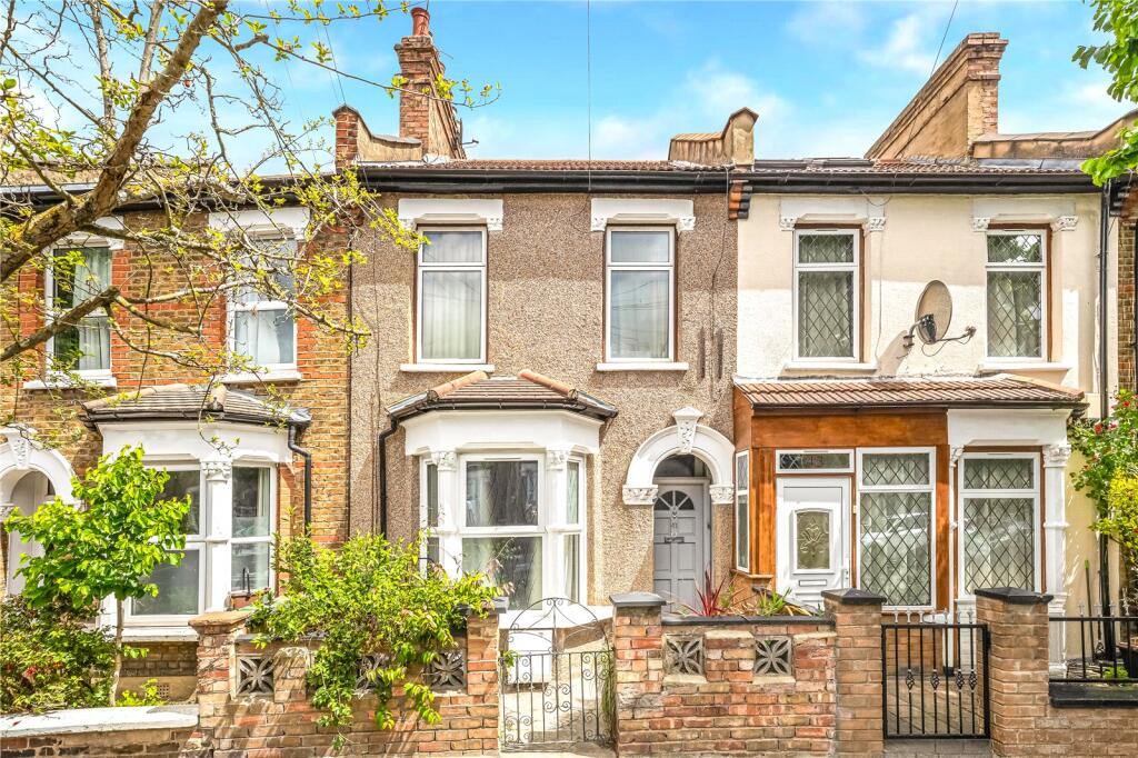 1 bed 1st Floor Flat for rent in London. From Central Estate Agents - Walthamstow