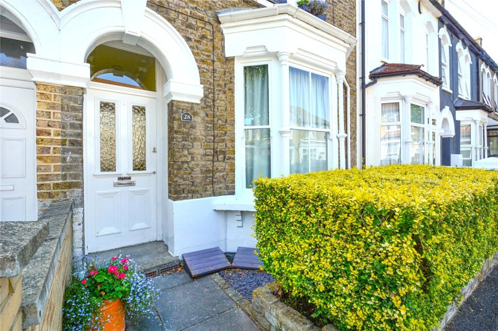 2 bed 1st Floor Flat for rent in London. From Central Estate Agents - Walthamstow