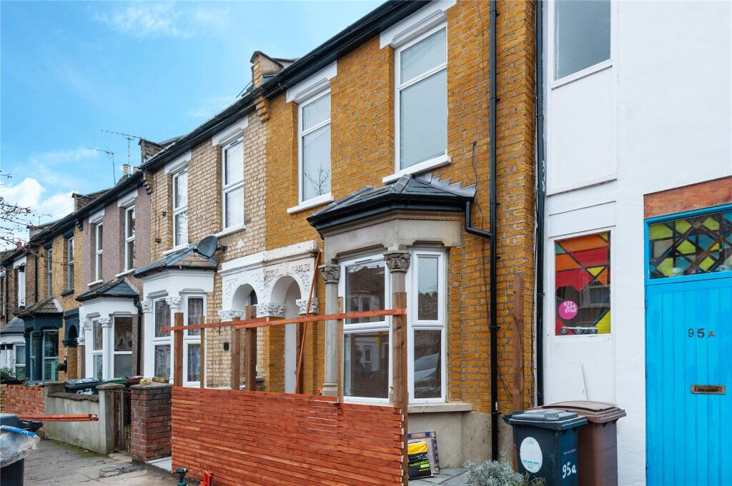 1 bed 1st Floor Flat for rent in London. From Central Estate Agents - Walthamstow