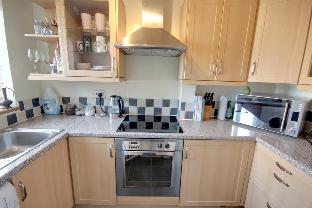 1 bed End Terraced House for rent in Egham. From Hodders - Chertsey