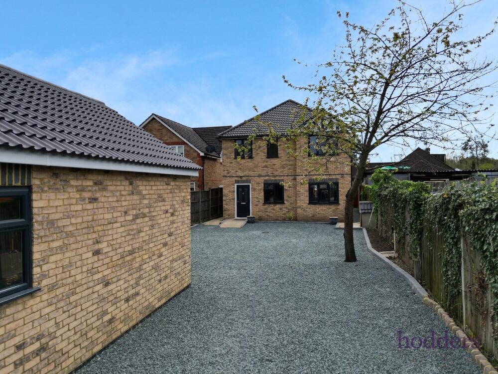 4 bed Detached House for rent in Addlestone. From Hodders - Chertsey