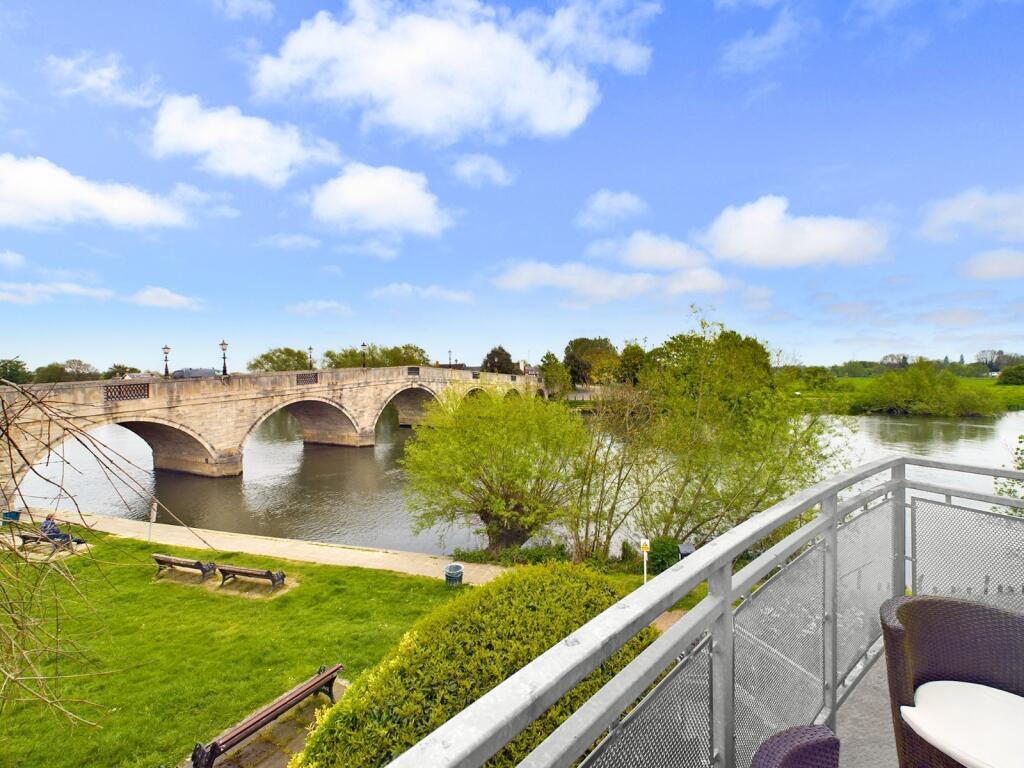 2 bed Apartment for rent in Chertsey. From Hodders - Chertsey