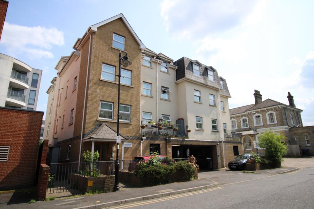 2 bed Apartment for rent in Chertsey. From Hodders - Chertsey