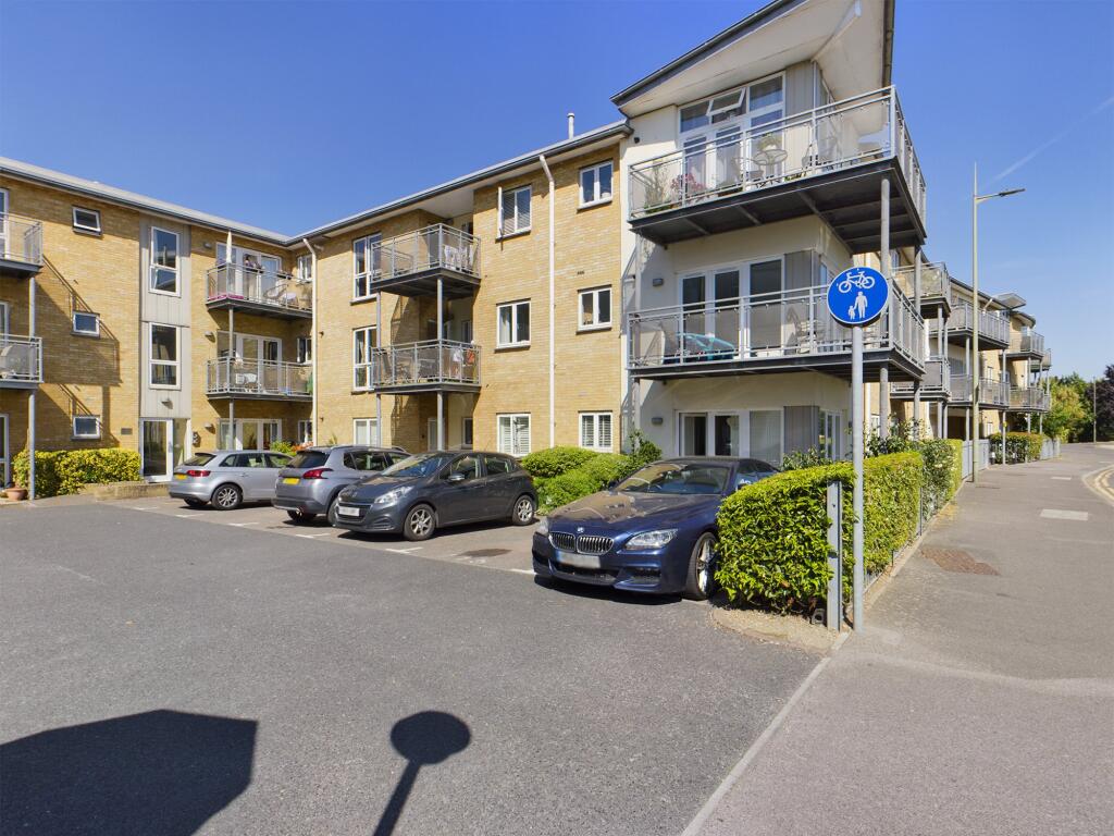 2 bed Apartment for rent in Chertsey. From Hodders - Chertsey