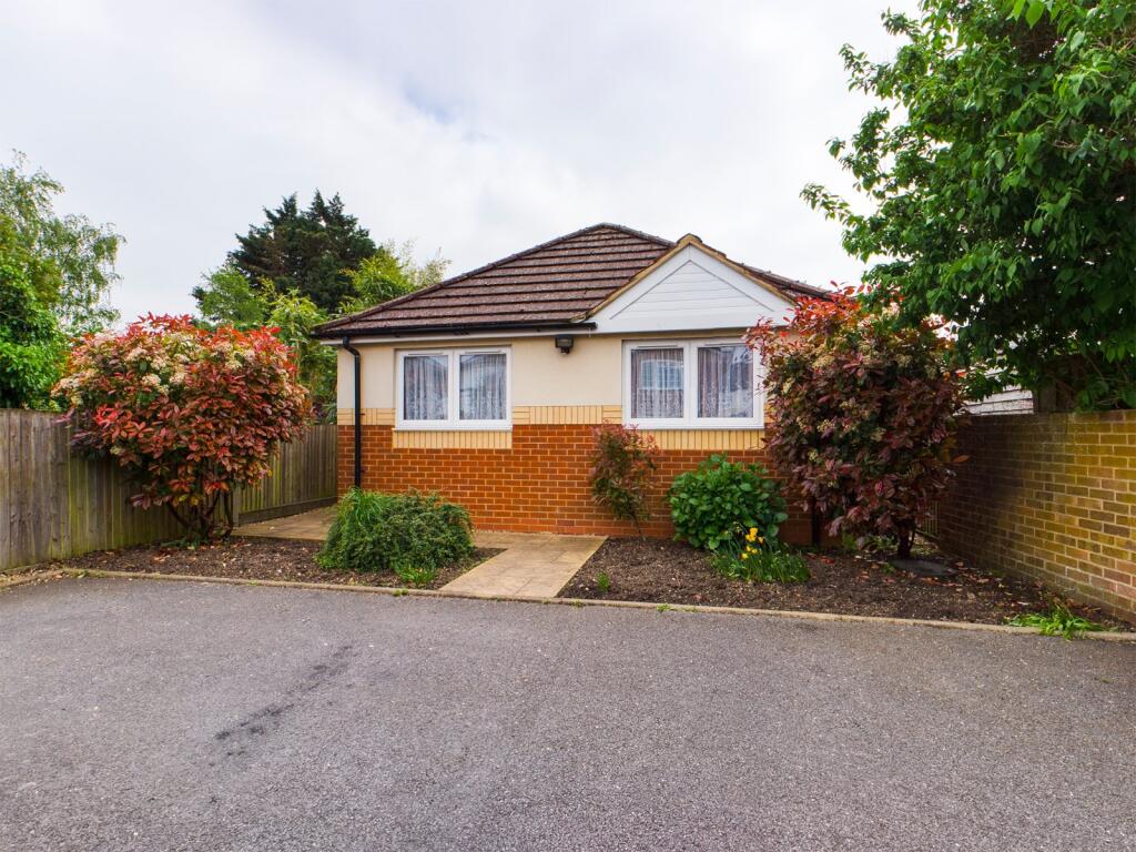 2 bed Bungalow for rent in Chertsey. From Hodders - Chertsey
