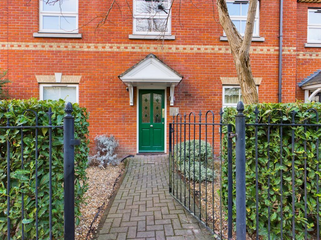 2 bed Apartment for rent in Egham. From Hodders - Chertsey