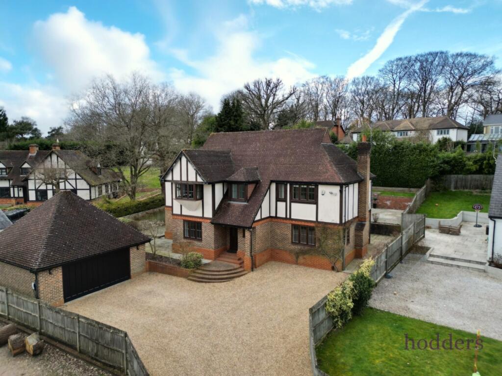 5 bed Detached for rent in Trumps Green. From Hodders - Chertsey