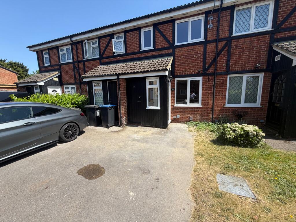1 bed Mid Terraced House for rent in Bishopsgate. From Hodders - Chertsey
