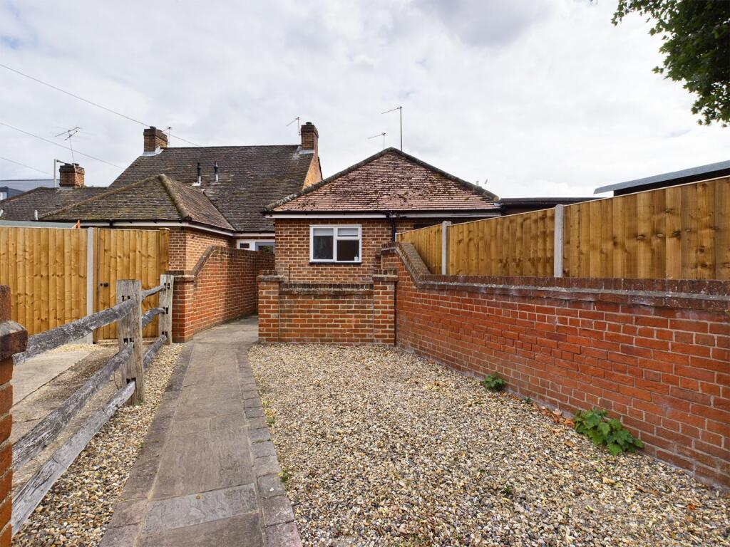 1 bed Detached for rent in Chertsey. From Hodders - Chertsey
