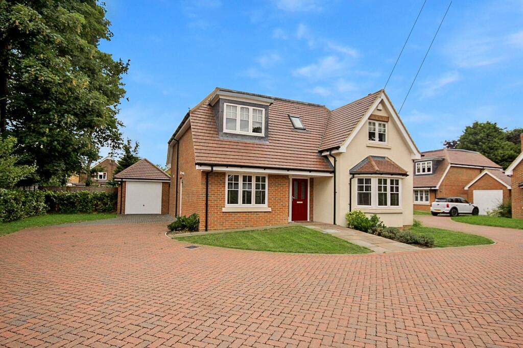 4 bed Detached for rent in New Haw. From Hodders - Chertsey 4 bed Detached for rent in New Haw. From Hodders - Chertsey
