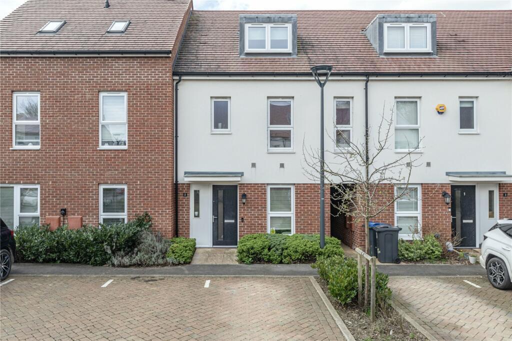 4 bed Mid Terraced House for rent in Addlestone. From Hodders - Chertsey