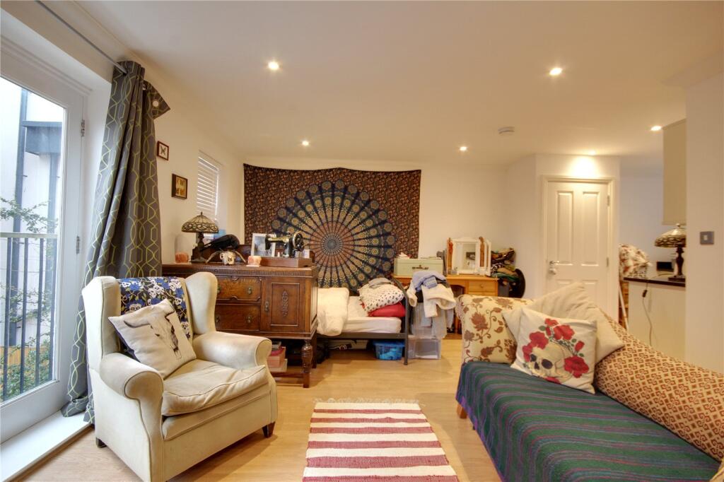 4 bed Studio for rent in Chertsey. From Hodders - Chertsey